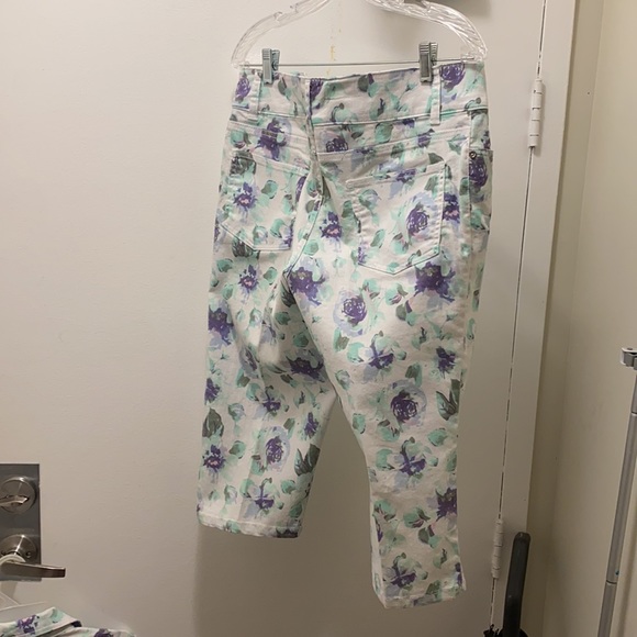 Traditions 2 piece mauve and white floral jean jacket and capri jeans. - Picture 6 of 6
